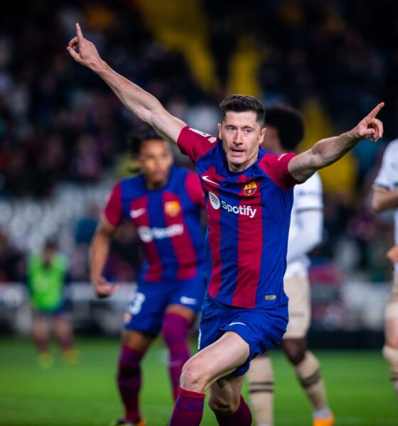 Robert Lewandowski Nets Hat-trick As Barcelona Edges Pass 10-man Valencia