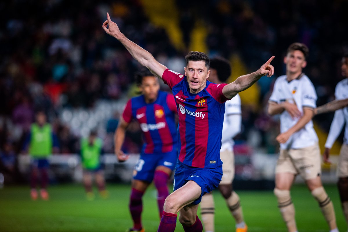 Robert Lewandowski Nets Hat-trick As Barcelona Edges Pass 10-man Valencia