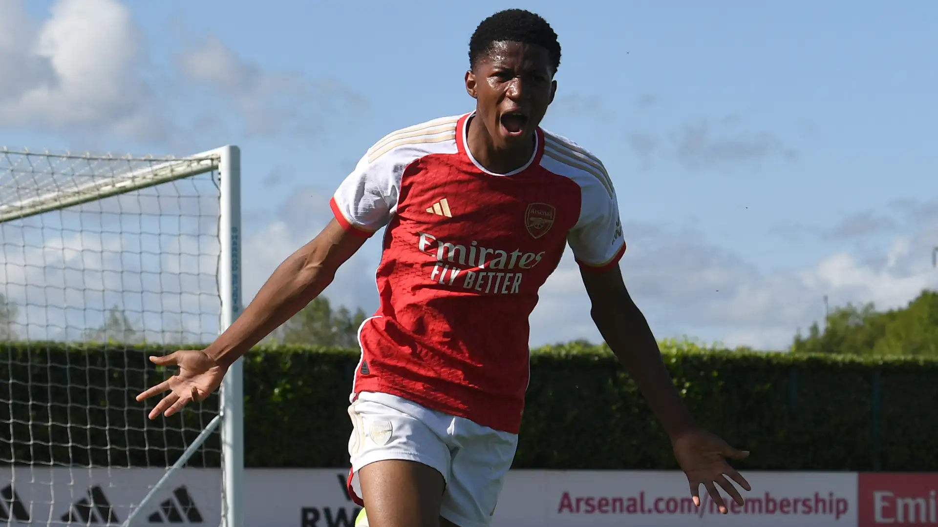 Transfer: Nigerian-born Striker Departs Arsenal For Manchester United