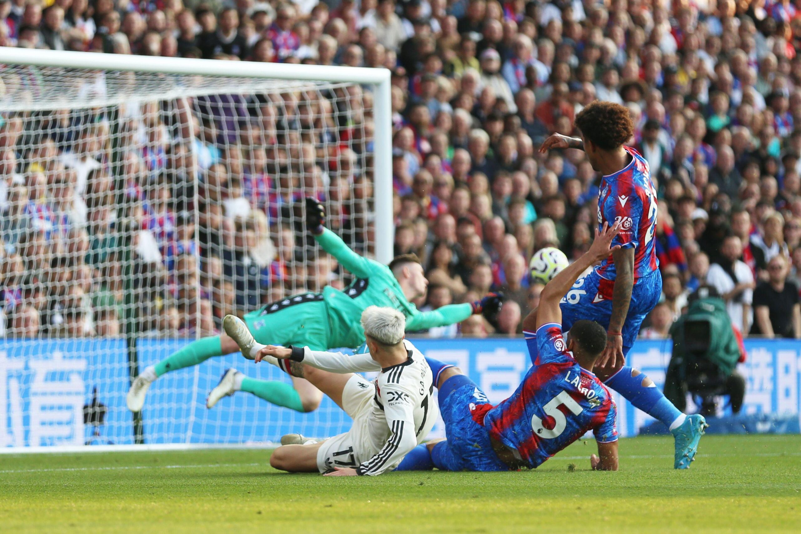 Manchester United And Crystal Palace Share Spoils In Frustrating Match