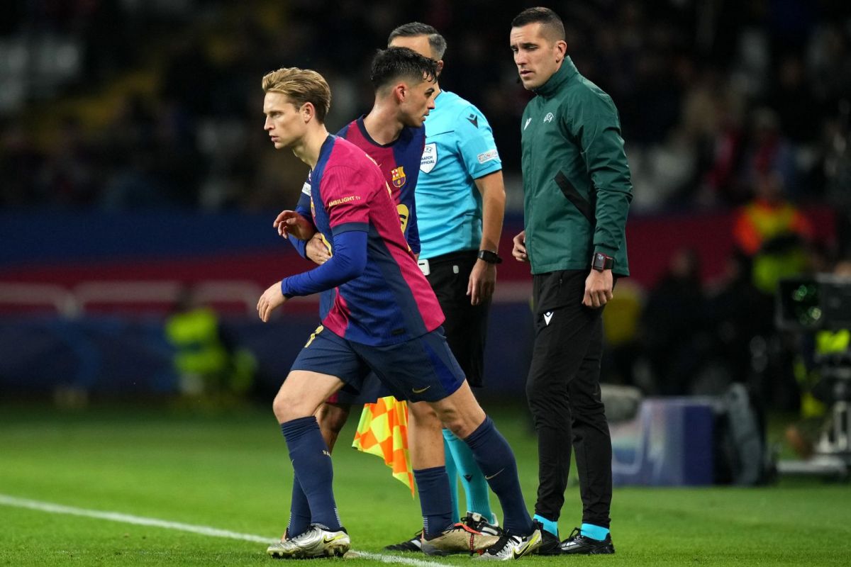 De Jong Needs To Prove More To Secure Starting Spot For Barcelona - Says Hansi Flick