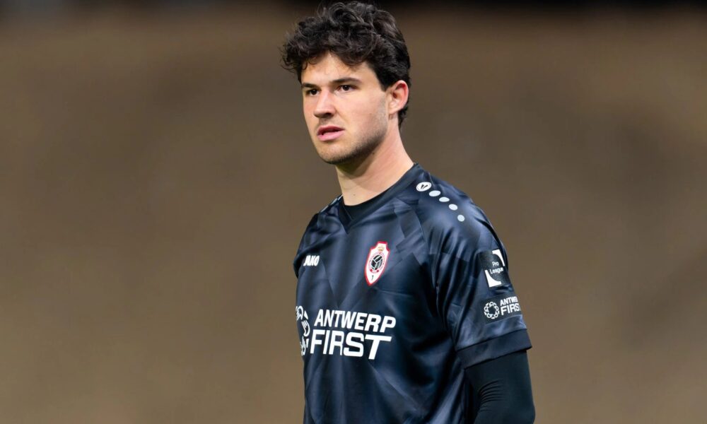 Manchester United Closing In On Deal For Antwerp Goalkeeper Senne Lammens