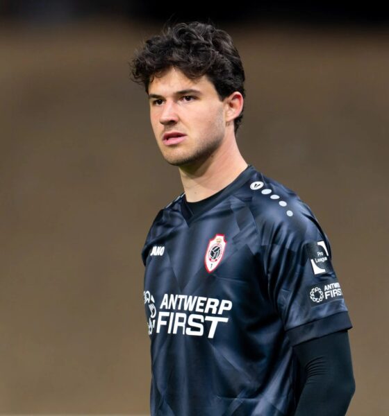 Manchester United Closing In On Deal For Antwerp Goalkeeper Senne Lammens