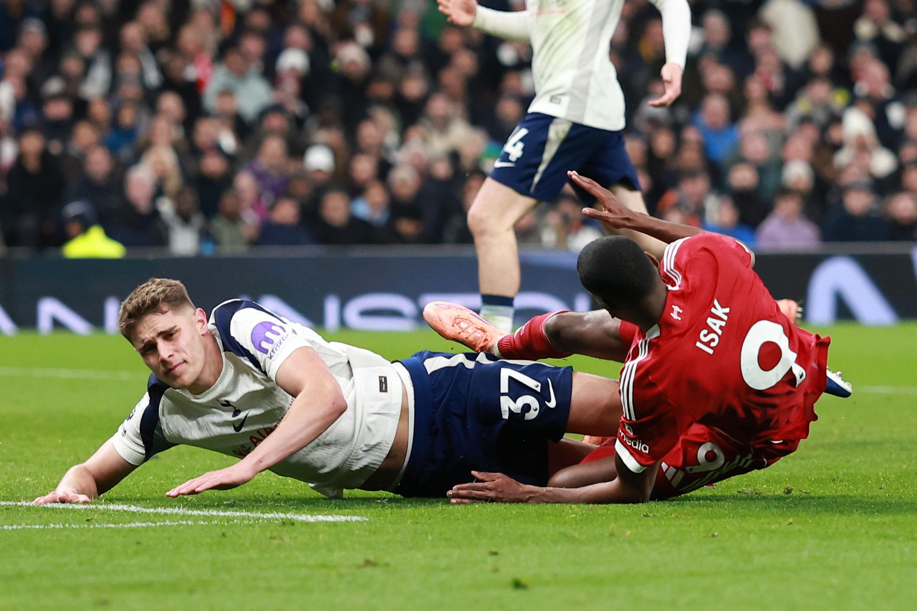 Liverpool Await Scan Results As Fears Grow Over Alexander Isak's Leg Injury