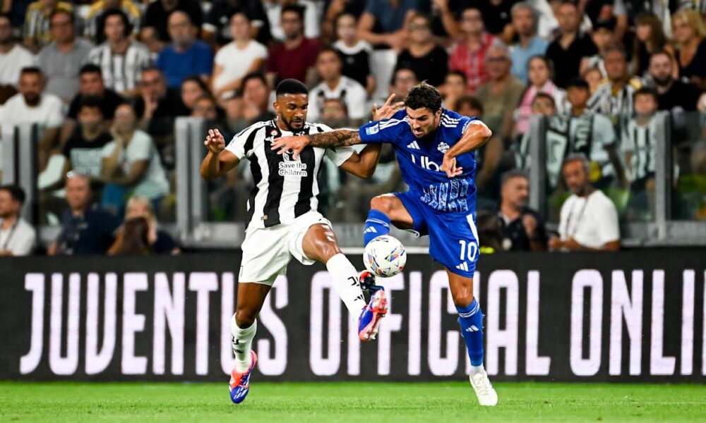 Bremer of Juventus in action against Patrick Cutrone of Como in Serie A