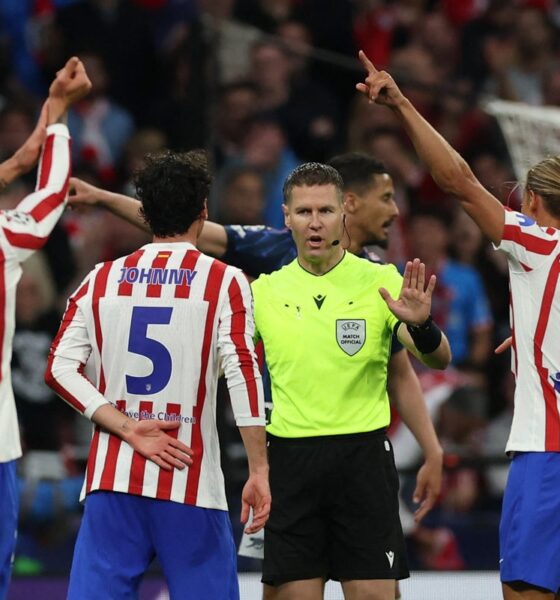 Atlético Madrid players Marc Pubill (#18), Johnny Cardoso (#5), and Marcos Llorente (#14) are protesting a decision by referee Danny Makkelie during their UEFA Champions League semi-final first leg against Arsenal. Image used for Sportxparte news.
