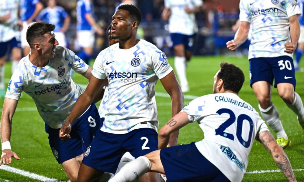 Denzel Dumfries and teammates Hakan Çalhanoğlu and Alessandro Bastoni of Inter Milan celebrate a goal while wearing the 2025/26 white and ghost aqua away kit with the Betsson Sport sponsor. Image used by Sportxparte news