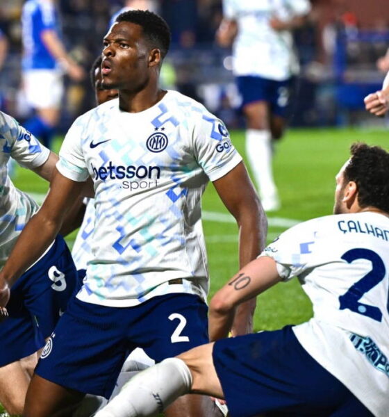 Denzel Dumfries and teammates Hakan Çalhanoğlu and Alessandro Bastoni of Inter Milan celebrate a goal while wearing the 2025/26 white and ghost aqua away kit with the Betsson Sport sponsor. Image used by Sportxparte news