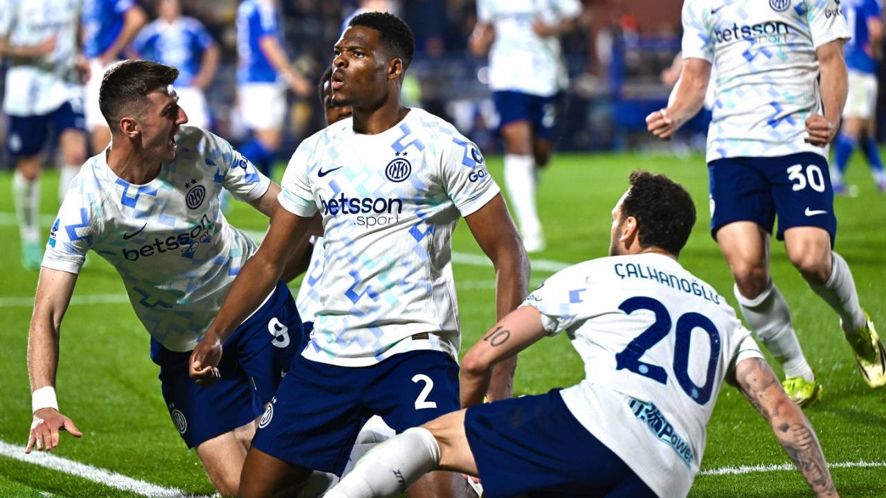 Denzel Dumfries and teammates Hakan Çalhanoğlu and Alessandro Bastoni of Inter Milan celebrate a goal while wearing the 2025/26 white and ghost aqua away kit with the Betsson Sport sponsor. Image used by Sportxparte news