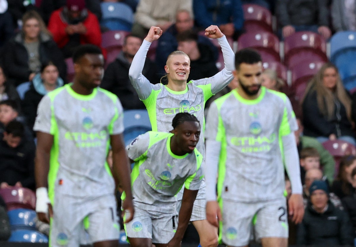 Manchester City forward Erling Haaland (center) celebrates with his arms raised after scoring the decisive goal in a 1-0 victory against Burnley at Turf Moor on April 22, 2026. He is joined in the foreground by teammates Jérémy Doku (front center), who provided the assist. Image used for Sportxparte news.