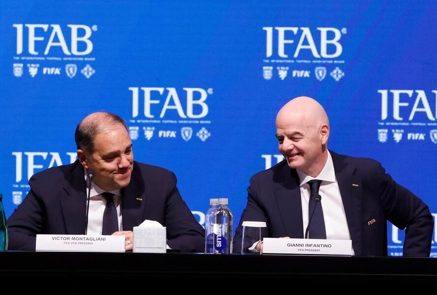 Gianni Infantino (right), President of FIFA, and Victor Montagliani (left), FIFA Vice-President and President of CONCACAF, at a special meeting of the International Football Association Board (IFAB). Image used for Sportxparte news.