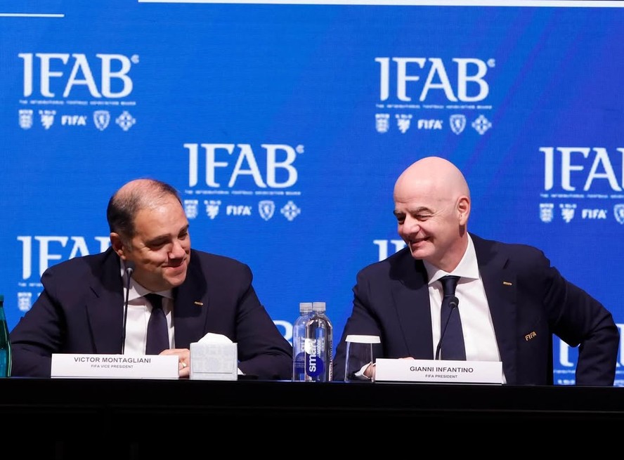 Gianni Infantino (right), President of FIFA, and Victor Montagliani (left), FIFA Vice-President and President of CONCACAF, at a special meeting of the International Football Association Board (IFAB). Image used for Sportxparte news.