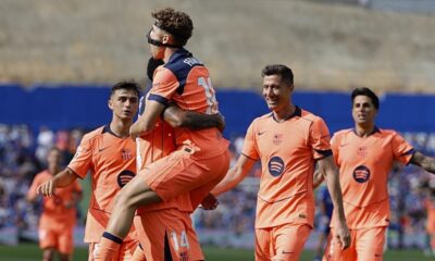 FC Barcelona forward Marcus Rashford carries teammate Fermín López (wearing a black protective facial mask) during a celebration after a goal against Getafe CF on April 25, 2026. Robert Lewandowski and Pedri are seen smiling in the background as the team celebrates at the Estadio Coliseum. Image used for Sportxparte news Roundup.