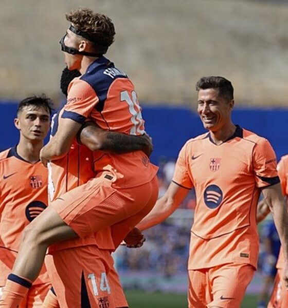 FC Barcelona forward Marcus Rashford carries teammate Fermín López (wearing a black protective facial mask) during a celebration after a goal against Getafe CF on April 25, 2026. Robert Lewandowski and Pedri are seen smiling in the background as the team celebrates at the Estadio Coliseum. Image used for Sportxparte news Roundup.