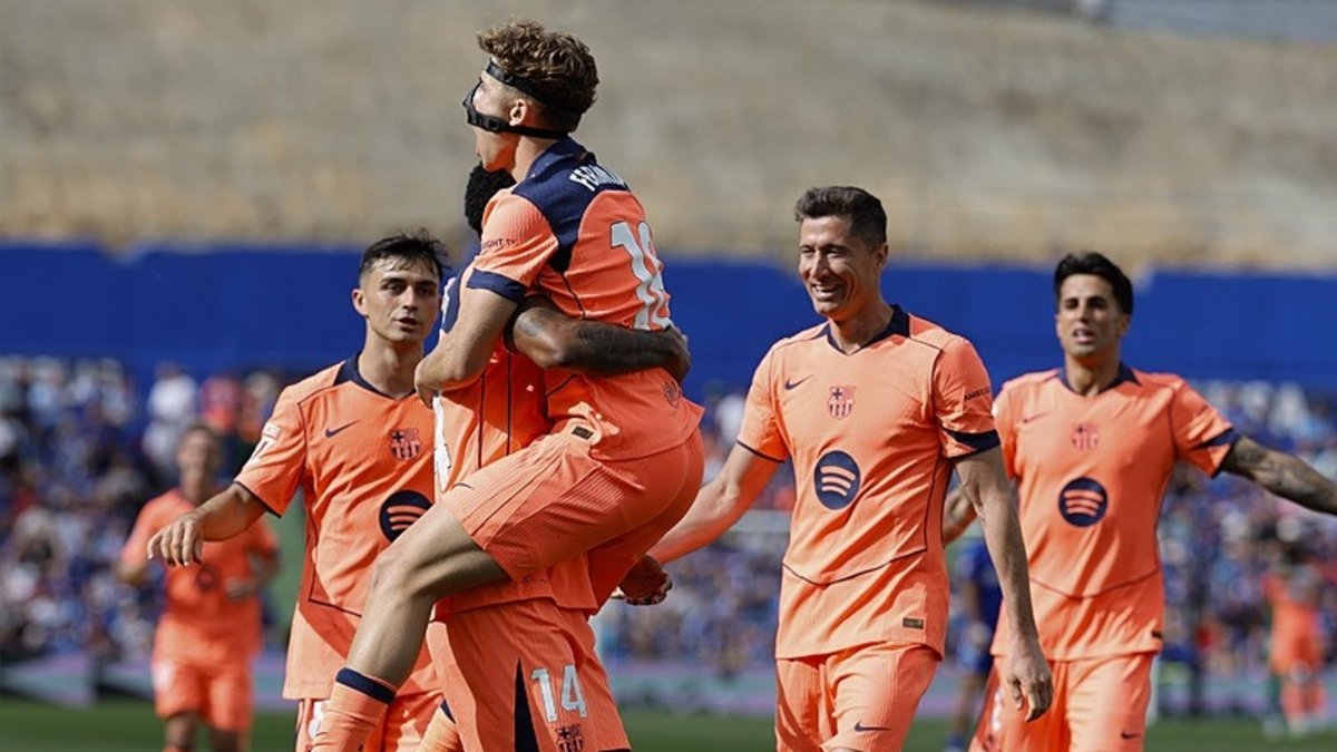 FC Barcelona forward Marcus Rashford carries teammate Fermín López (wearing a black protective facial mask) during a celebration after a goal against Getafe CF on April 25, 2026. Robert Lewandowski and Pedri are seen smiling in the background as the team celebrates at the Estadio Coliseum. Image used for Sportxparte news Roundup.