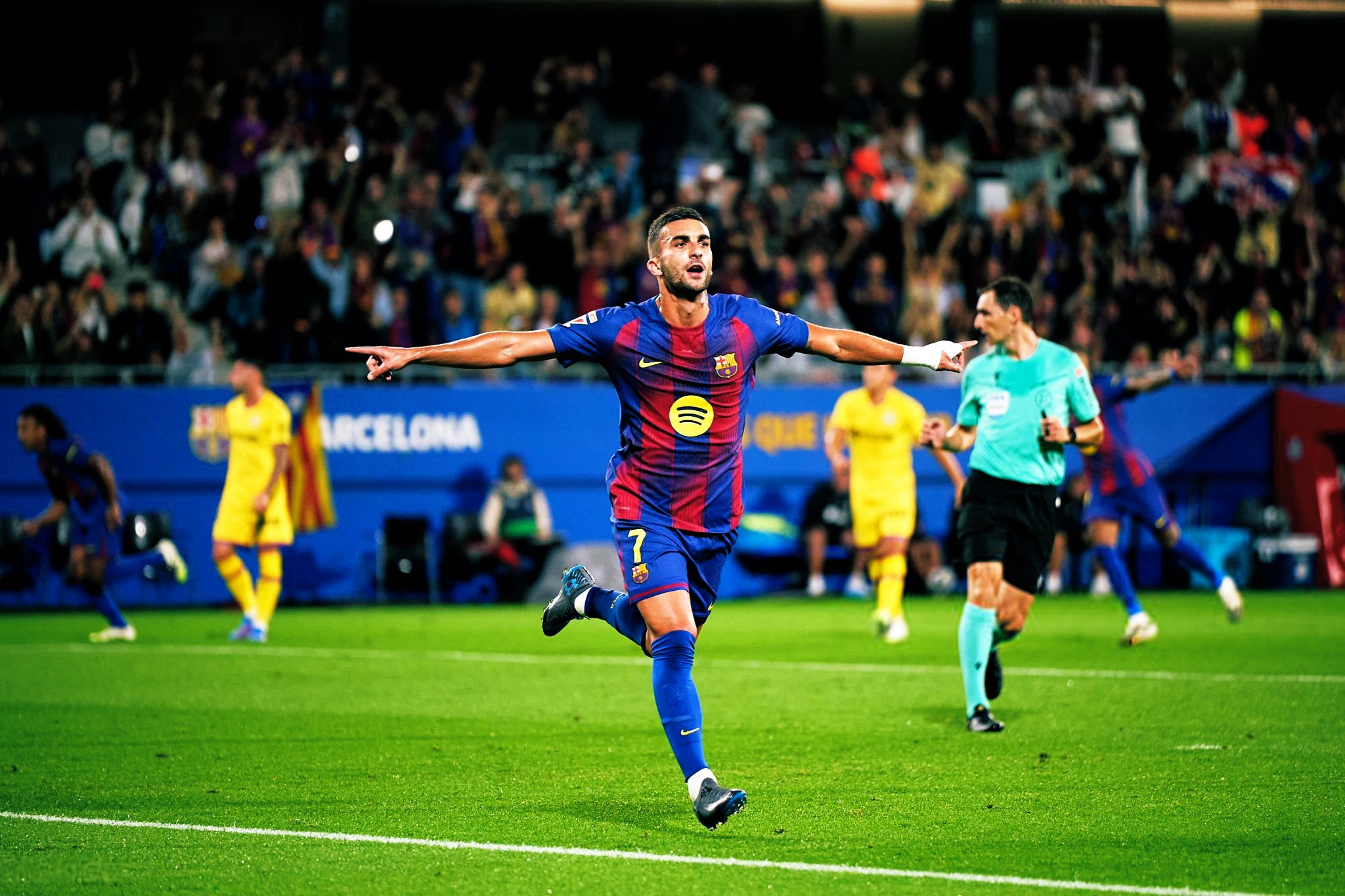 Ferran Torres, celebrates a goal during a match against Getafe. He is running across the green pitch with his arms outstretched and a joyful expression. Image used for Sportxparte news.
