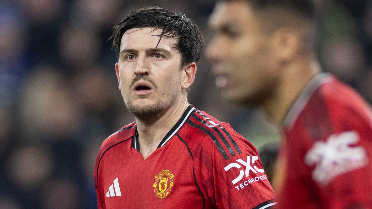 This image shows Manchester United Harry Maguire and his teammate Casemiro in the background. Image used for Sportxparte news.