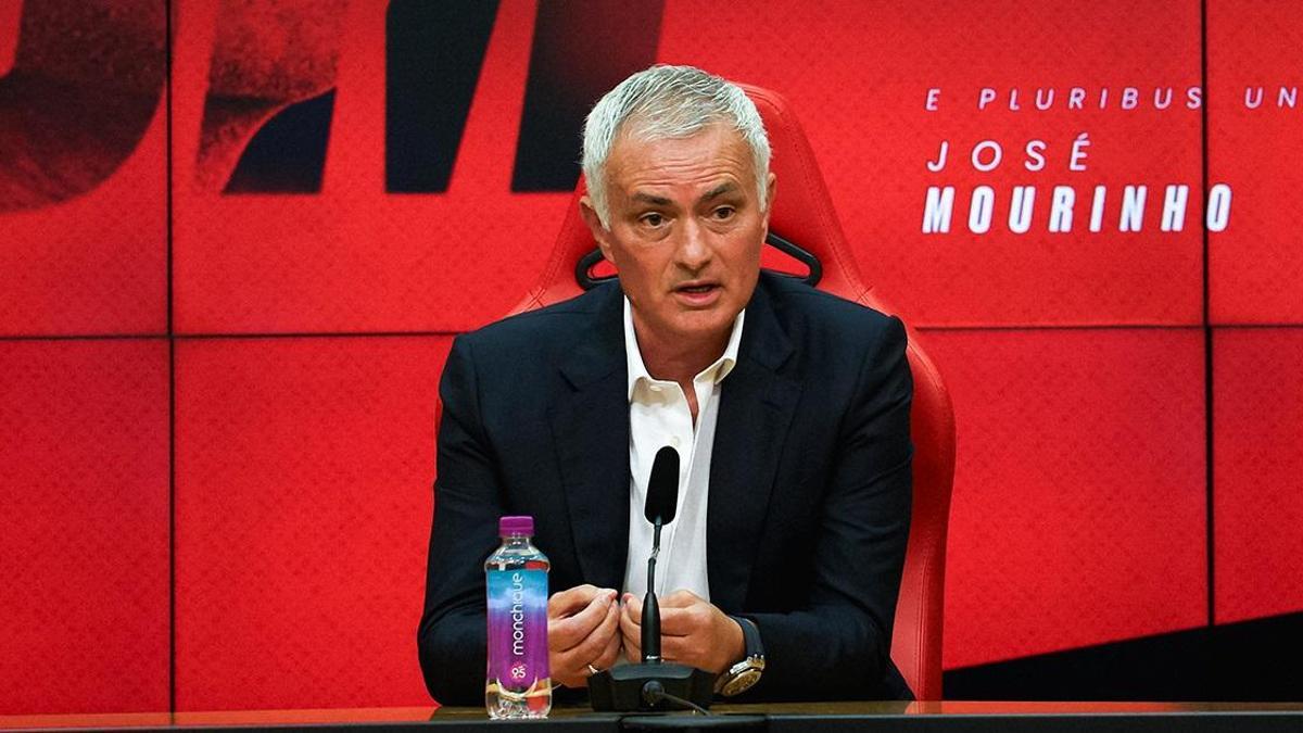 Portuguese football manager José Mourinho during a press conference for his official presentation as the new coach of SL Benfica in September 2025. Image used for Sportxparte news.