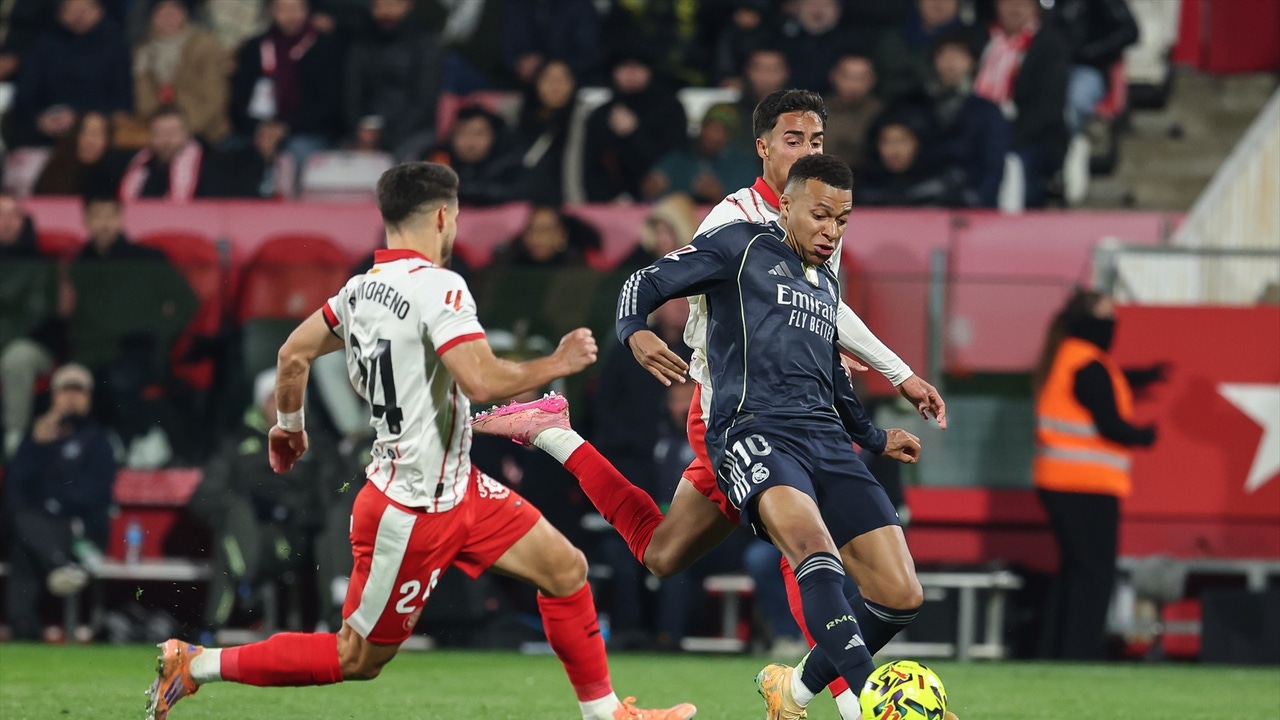 This image captures a LaLiga match between Real Madrid and Girona FC, featuring forward Kylian Mbappé in action. Image used for Sportxparte news.