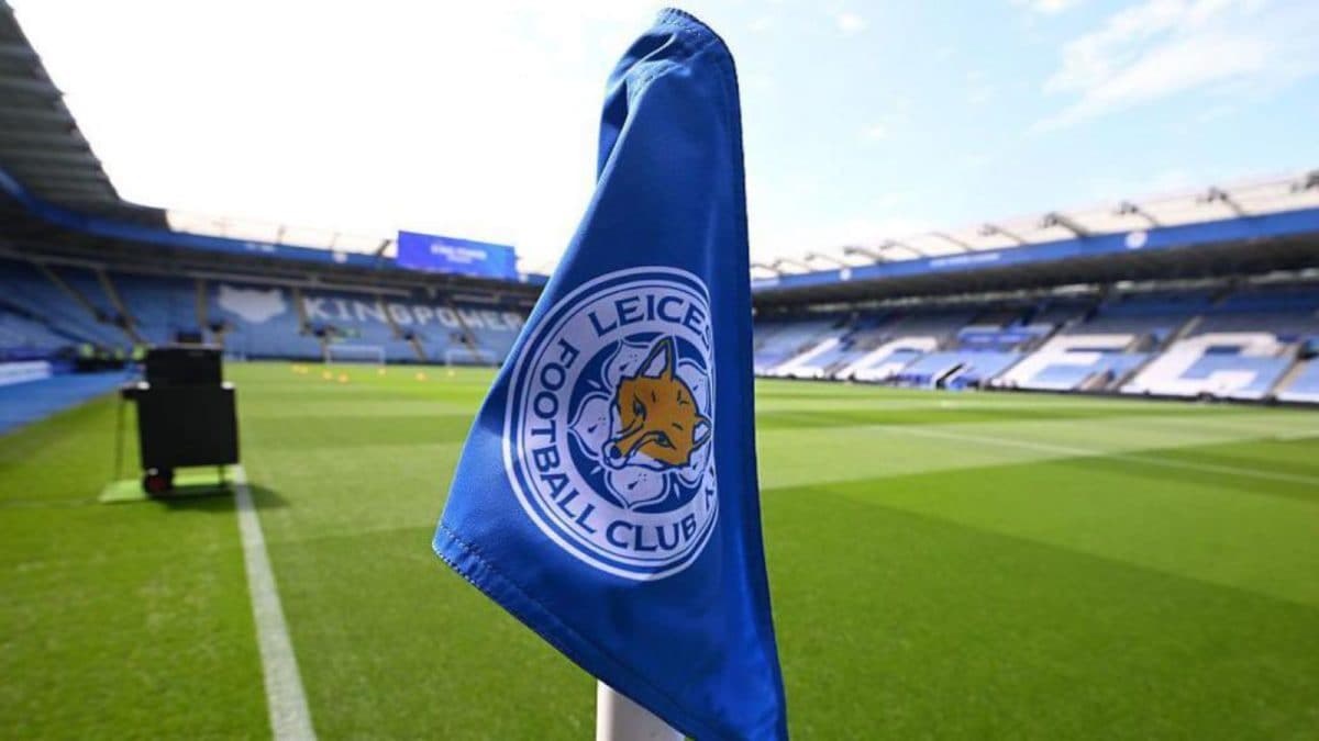 This image shows a corner flag featuring the logo of the Leicester City Football Club at their home stadium, the King Power Stadium. Image used for Sportxparte News