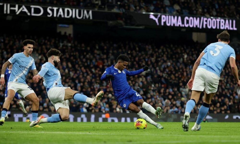 Estêvão Willian in a Premier League match between Manchester City and Chelsea at Etihad Stadium, which ended in a 1-1 draw on January 4, 2026. Used for Sportxparte news.