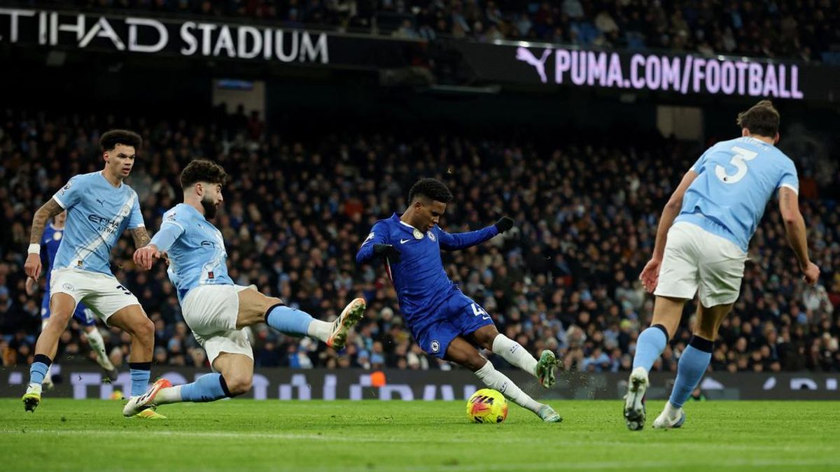 Estêvão Willian in a Premier League match between Manchester City and Chelsea at Etihad Stadium, which ended in a 1-1 draw on January 4, 2026. Used for Sportxparte news.