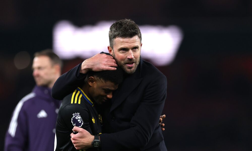This photo captures a moment between Manchester United coach Michael Carrick and player Amad Diallo following a match. Photo used in sportxparte news coverage.