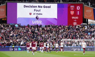 The image captures a pivotal moment from the West Ham vs. Arsenal match played on May 10, 2026, where Arsenal secured a crucial 1-0 victory. The stadium's big screen shows a VAR decision of "No Goal" following a foul by West Ham's Pablo (number 19) in the 99th minute. Image used for Sportxparte news.