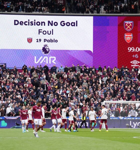 The image captures a pivotal moment from the West Ham vs. Arsenal match played on May 10, 2026, where Arsenal secured a crucial 1-0 victory. The stadium's big screen shows a VAR decision of "No Goal" following a foul by West Ham's Pablo (number 19) in the 99th minute. Image used for Sportxparte news.