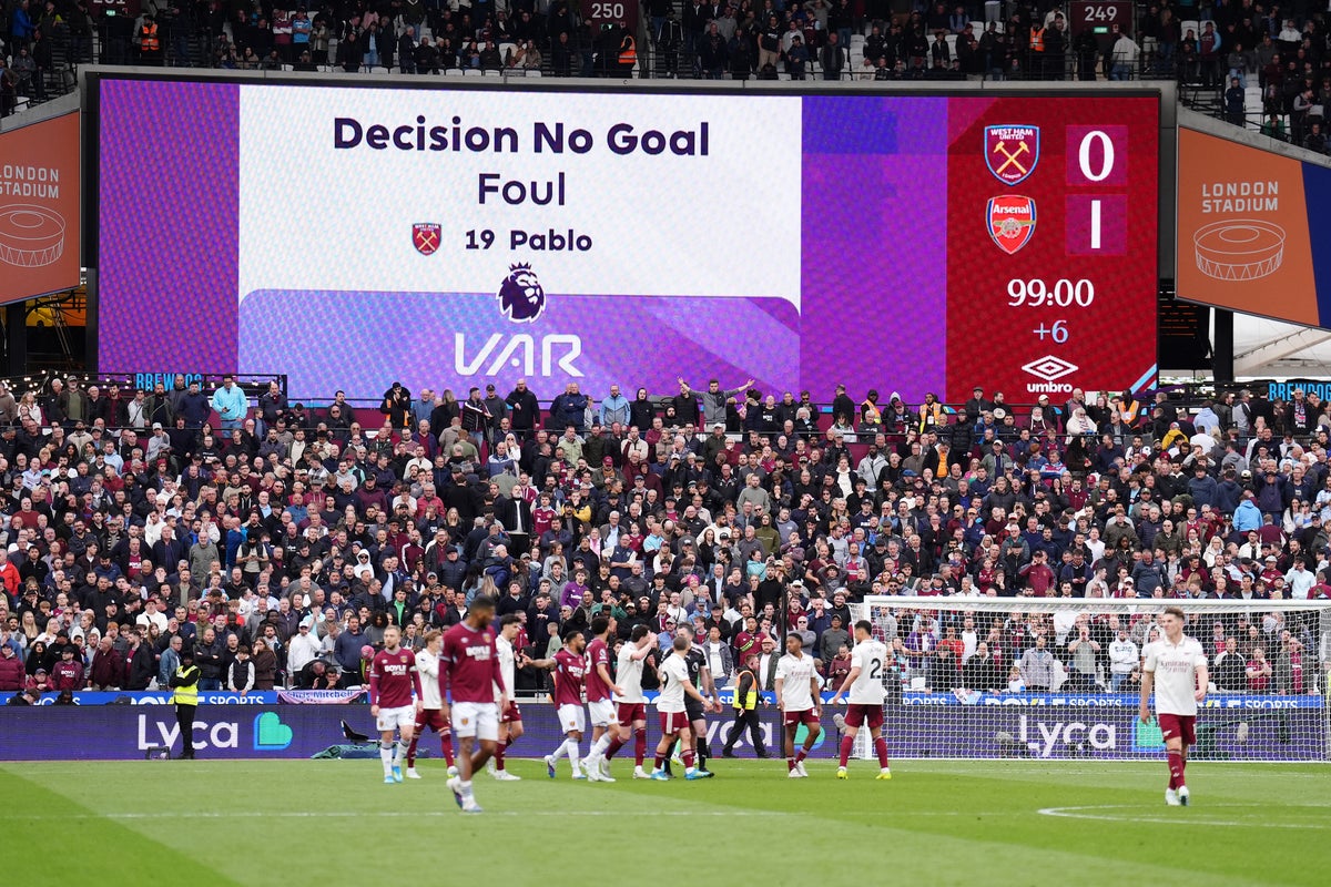 The image captures a pivotal moment from the West Ham vs. Arsenal match played on May 10, 2026, where Arsenal secured a crucial 1-0 victory. The stadium's big screen shows a VAR decision of "No Goal" following a foul by West Ham's Pablo (number 19) in the 99th minute. Image used for Sportxparte news.