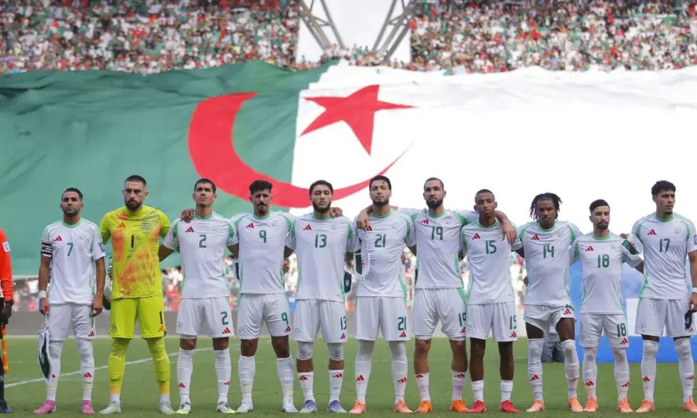 The Algerian national football team lined up before an international match under head coach Vladimir Petković. Specifically, this photograph captures the starting lineup that successfully secured their qualification berth for the upcoming 2026 FIFA World Cup. Image used for Sportxparte news.