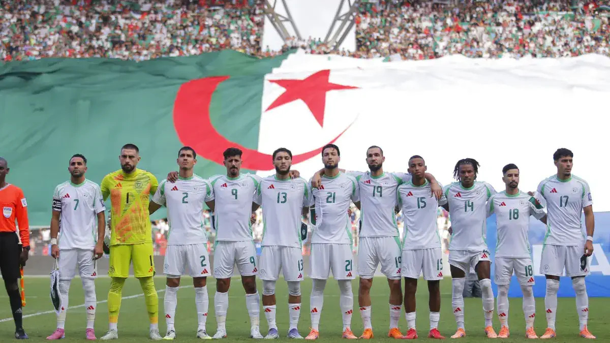 The Algerian national football team lined up before an international match under head coach Vladimir Petković. Specifically, this photograph captures the starting lineup that successfully secured their qualification berth for the upcoming 2026 FIFA World Cup. Image used for Sportxparte news.