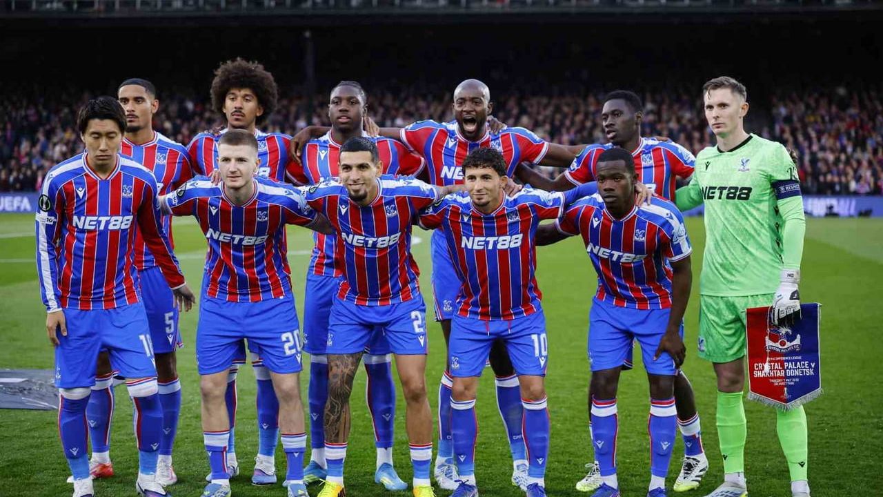 Crystal Palace F.C. team ahead of their recent 3-0 victory against Fiorentina in the UEFA Conference League quarter-finals. Image used for Sportxparte news.