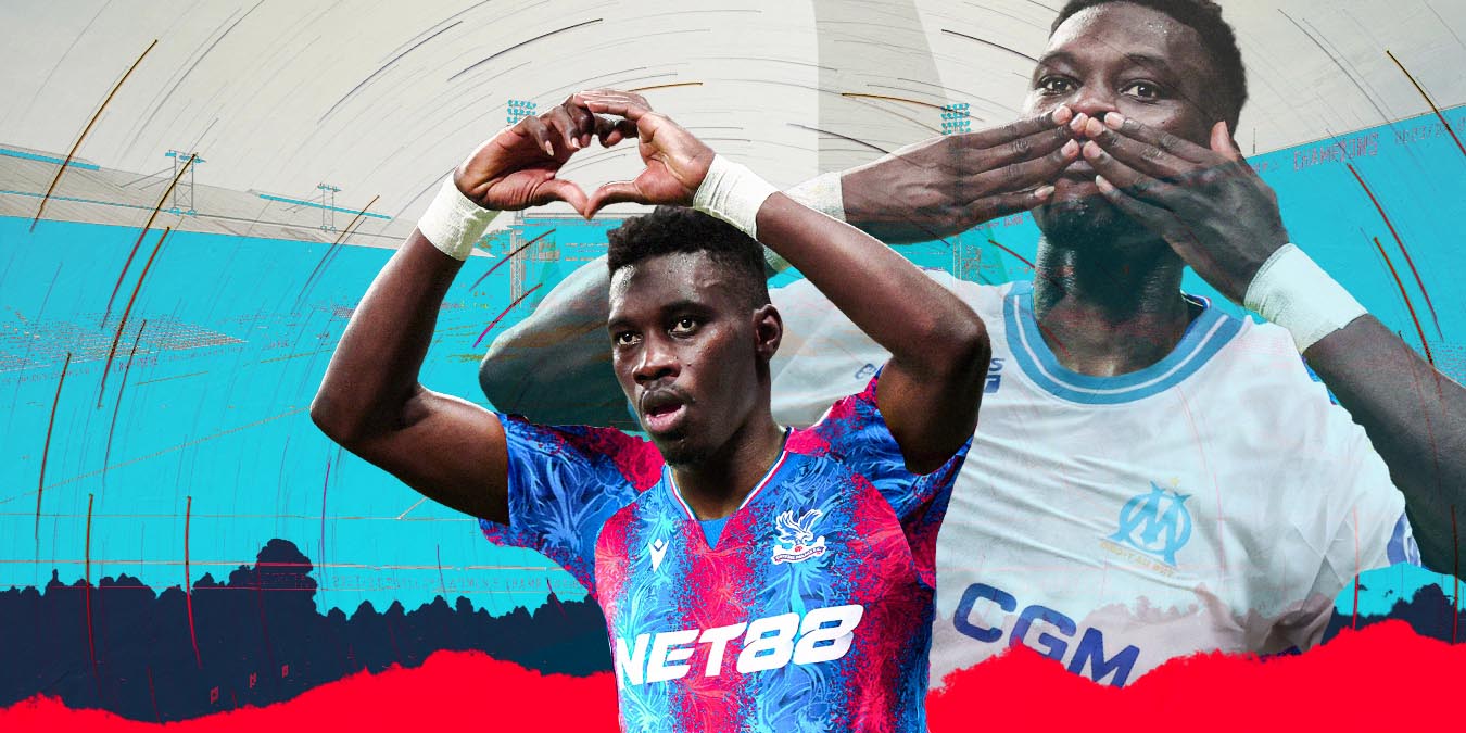A collage featuring two images of football player Ismaïla Sarr. In the foreground, he wears a blue and red Crystal Palace kit with the "NET88" sponsor logo, looking to his left while forming a heart shape with his hands above his head. Image used for Sportxparte news. 