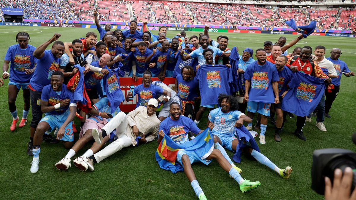 Democratic Republic of Congo players holding up qualification shirts and waving flags at Estadio Guadalajara. Image used for Sportxparte news.