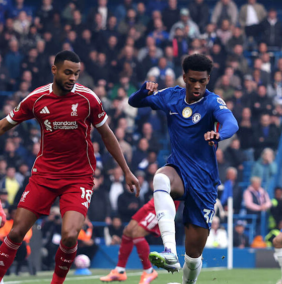 Liverpool forward Cody Gakpo (wearing number 18) and Chelsea defender Josh Acheampong (wearing number 34) during a Premier League match. This specific encounter took place at Stamford Bridge on October 4, 2025, where Chelsea secured a 2-1 victory through a 95th-minute winner by Estevao. Image used for Sportxparte news.