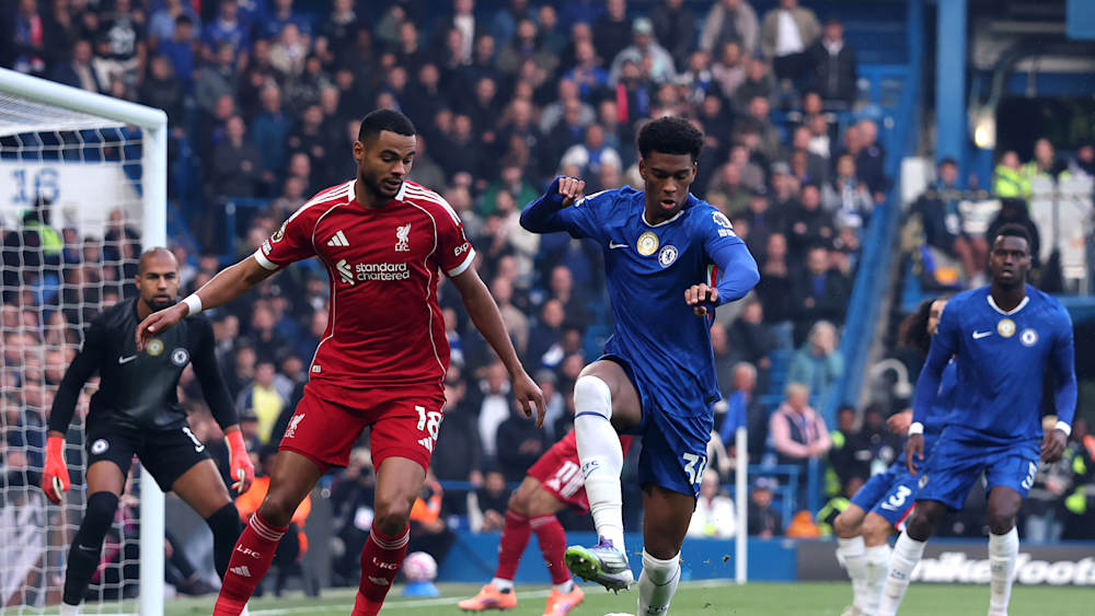 Liverpool forward Cody Gakpo (wearing number 18) and Chelsea defender Josh Acheampong (wearing number 34) during a Premier League match. This specific encounter took place at Stamford Bridge on October 4, 2025, where Chelsea secured a 2-1 victory through a 95th-minute winner by Estevao. Image used for Sportxparte news.