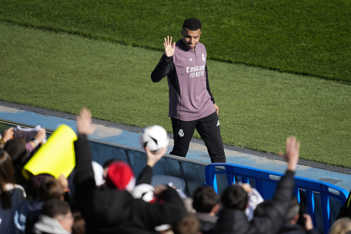 Kylian Mbappé during a Real Madrid open training session at the Alfredo Di Stéfano Stadium in Valdebebas on December 30, 2025. Image used for Sportxparte news.