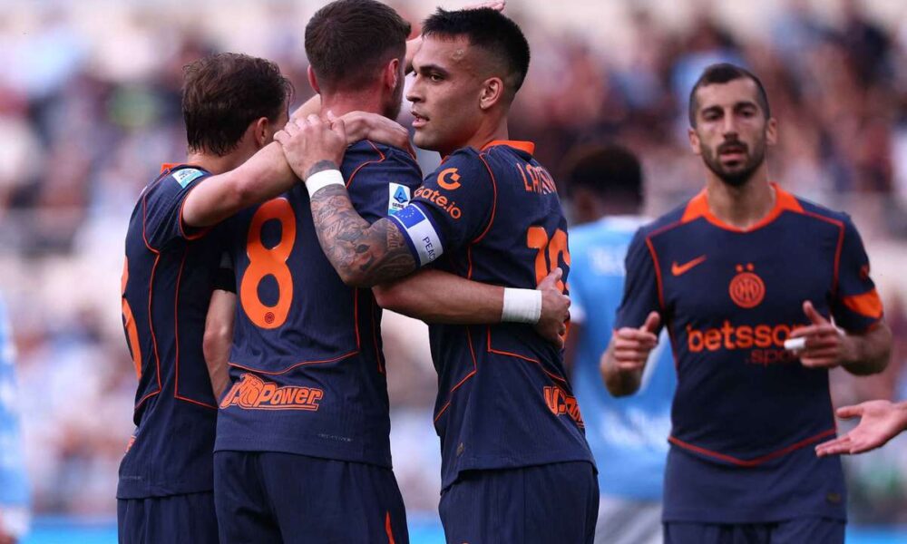 Lautaro Martínez (facing forward) celebrates with his Inter Milan teammates during a 3-0 victory against Lazio on Sunday, May 10, 2026. Martínez, the team captain, played a starring role in the win by scoring the opening goal in the sixth minute and providing an assist for teammate Petar Sučić. Image used for Sportxparte news roundup.