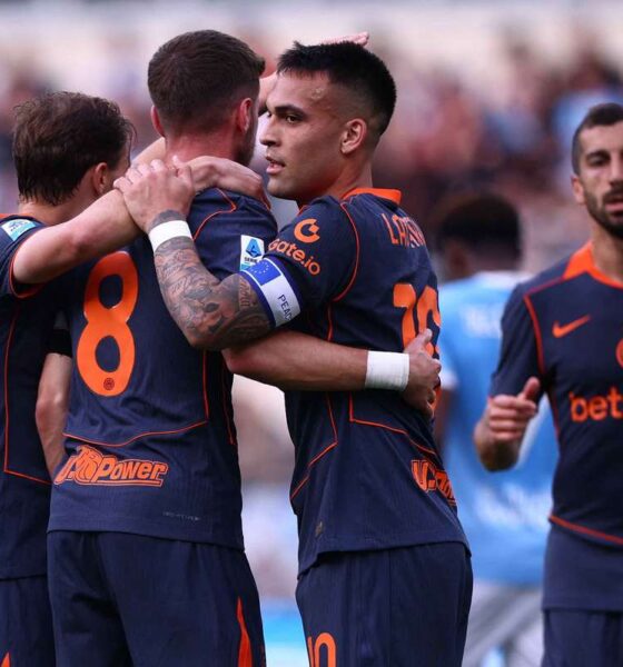 Lautaro Martínez (facing forward) celebrates with his Inter Milan teammates during a 3-0 victory against Lazio on Sunday, May 10, 2026. Martínez, the team captain, played a starring role in the win by scoring the opening goal in the sixth minute and providing an assist for teammate Petar Sučić. Image used for Sportxparte news roundup.