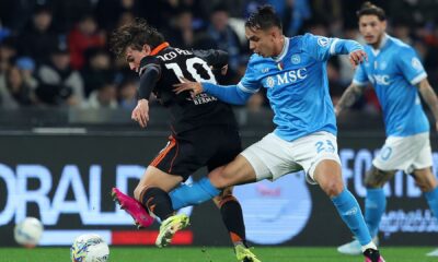 Nico Paz of Como 1907 (wearing black) and Giovane Santana do Nascimento of SSC Napoli (wearing light blue) competing for the ball during a Coppa Italia quarter-final match. Image used for Sportxparte preview news.