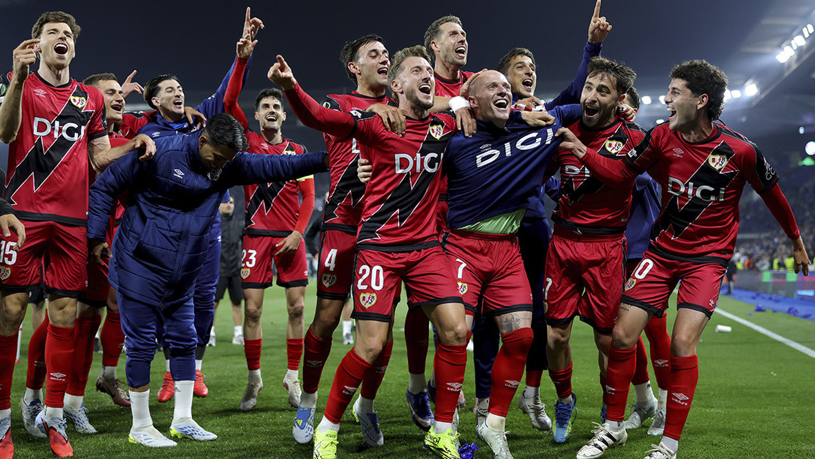The Rayo Vallecano soccer team is celebrating its victory in the 2025/26 UEFA Conference League semi-finals. Image used for Sportxparte news.