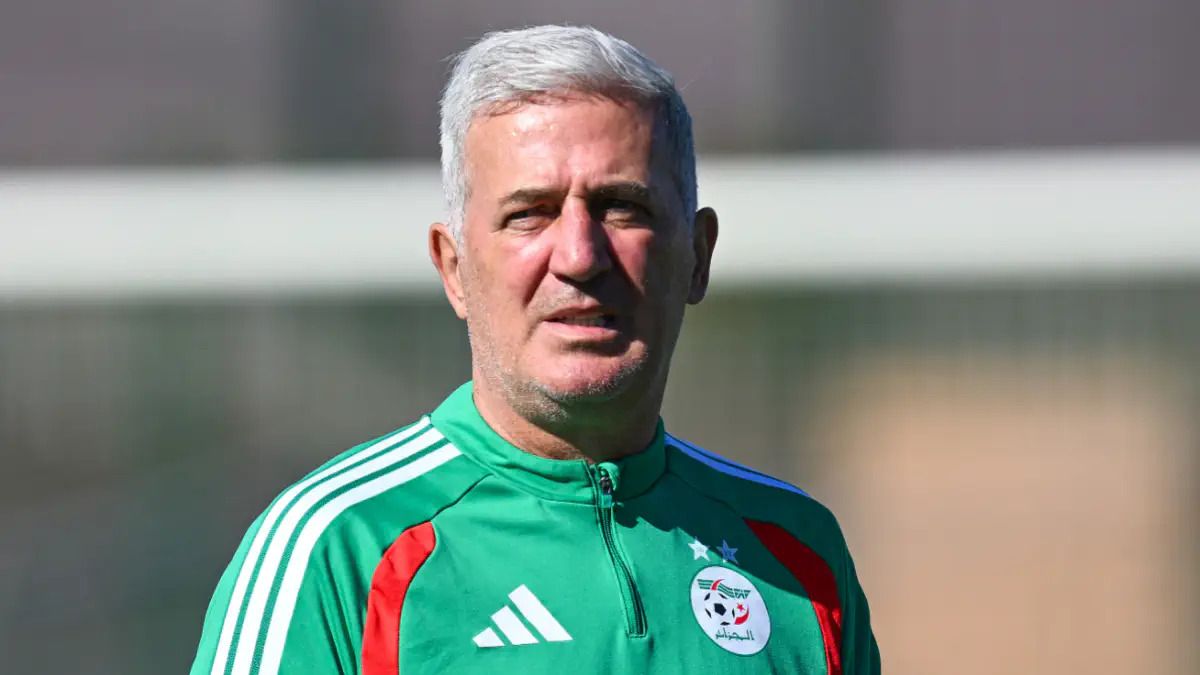 Vladimir Petković, the manager of the Algerian national football team, looks forward with a serious expression. He has short, styled white hair and light skin. Image used for Sportxparte news. 