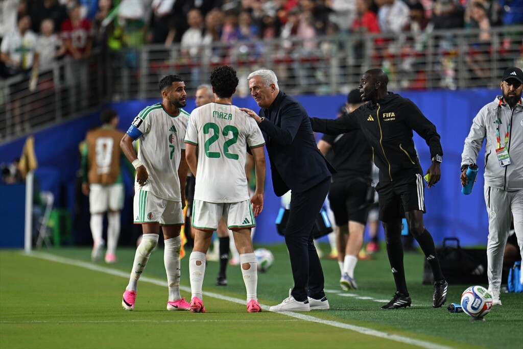 Algeria head coach Vladimir Petković gives tactical instructions to Ibrahim Maza and captain Riyad Mahrez during their 2026 World Cup match against Jordan at Levi's Stadium. Image used for Sportxparte news.