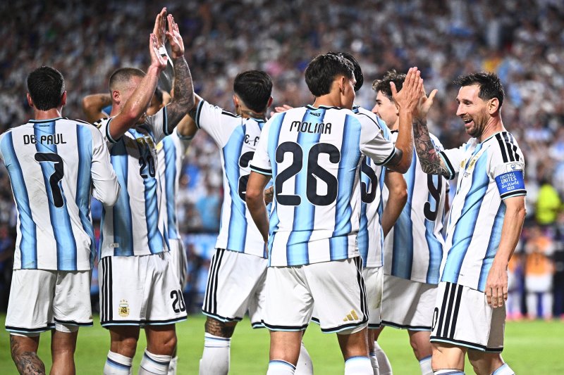 Argentina national football team celebrating a victory, featuring players like Lionel Messi and Nahuel Molina in their distinctive white and sky blue jerseys. Image used for Sportxparte news.