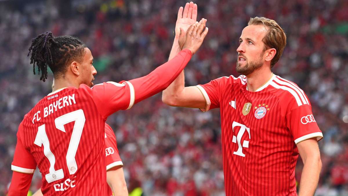FC Bayern Munich players Michael Olise and Harry Kane high-fiving during a Bundesliga football match celebration. Image used for Sportxparte news. 