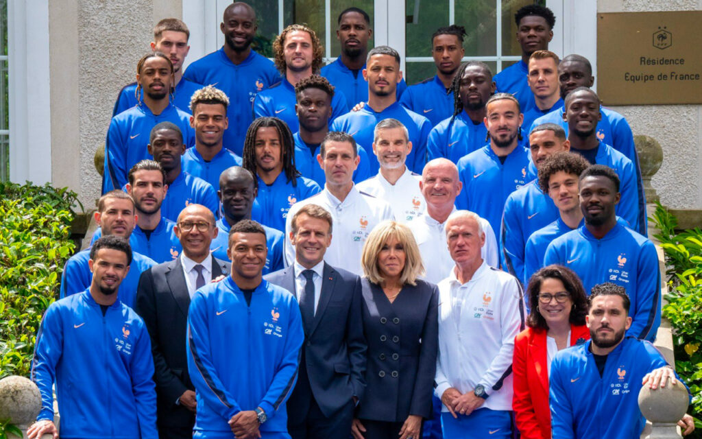 France national football team posing for a photo with French President Emmanuel Macron and his wife, Brigitte Macron, at their training center in Clairefontaine. Image used for Sportxparte news.