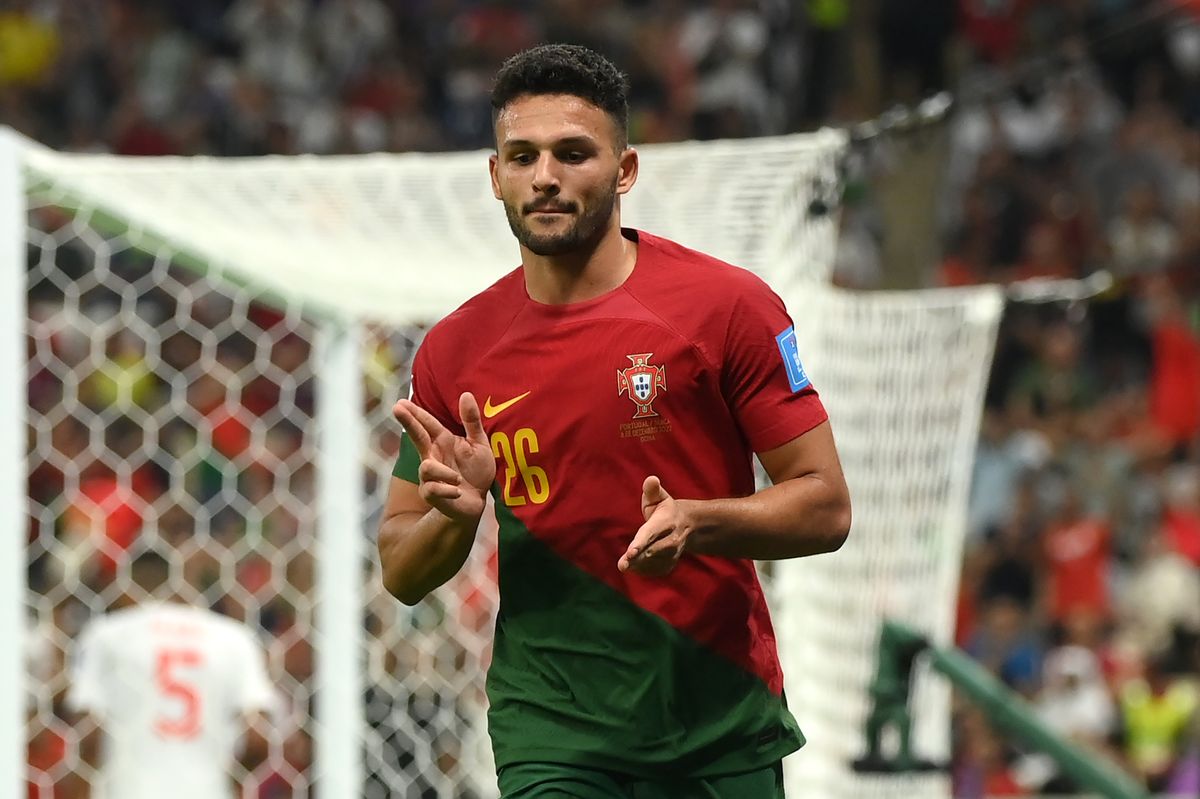 Gonçalo Ramos celebrating a goal for Portugal during the 2022 FIFA World Cup, wearing the Nike Portugal 2022 home jersey. Image used for Sportxparte news.