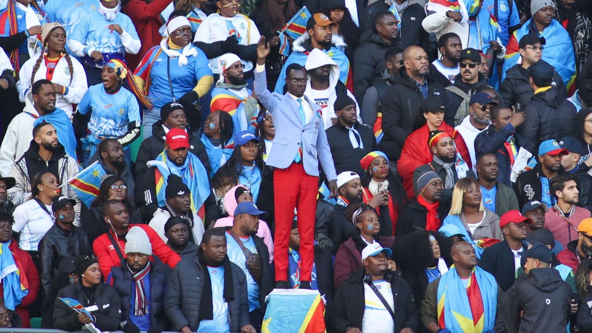Michel Nkuka Mboladinga or "Lumumba Vea," became famous for standing motionless during DR Congo matches to honor the country's first leader, Patrice Lumumba. Image used for Sportxparte news.