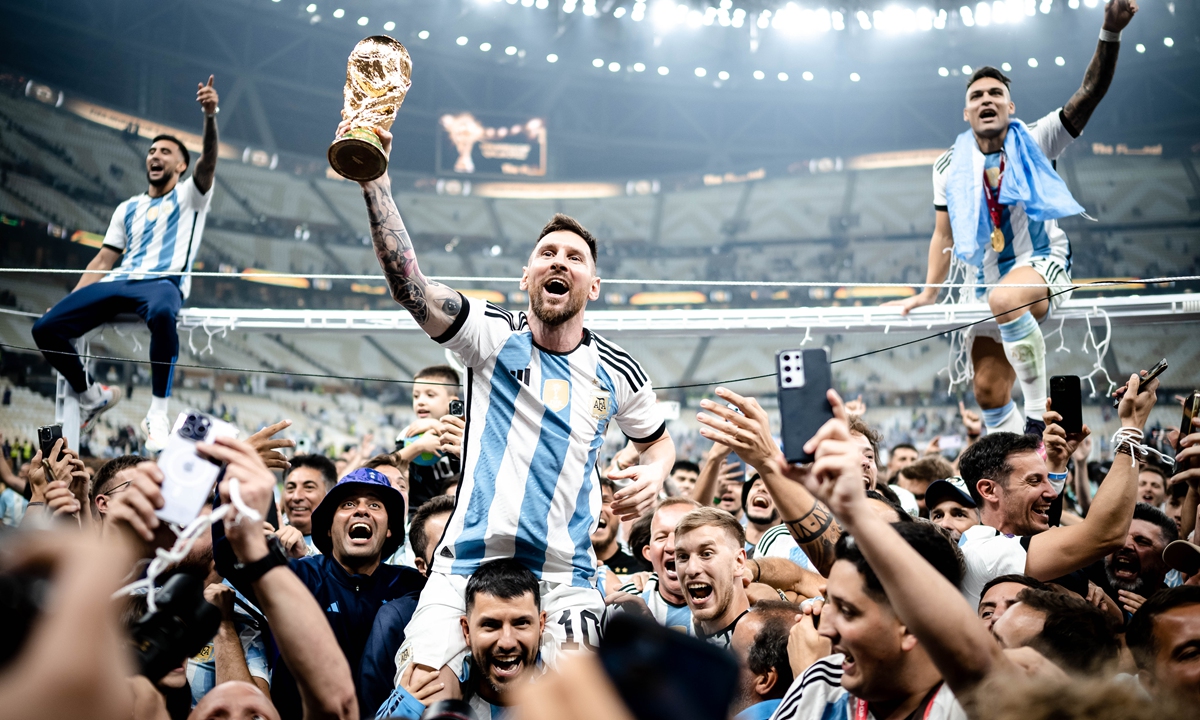 Lionel Messi is celebrating with the FIFA World Cup trophy following Argentina's victory in the 2022 tournament in Qatar. Image used for Sportxparte news.